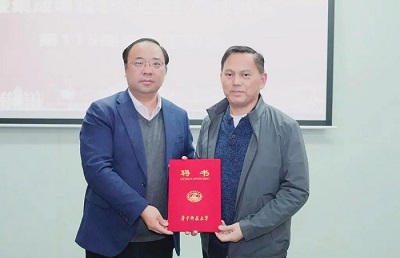 夯實校企協(xié)同創(chuàng)新，四方光電董事長熊友輝博士受聘為華科大企業(yè)兼職教授